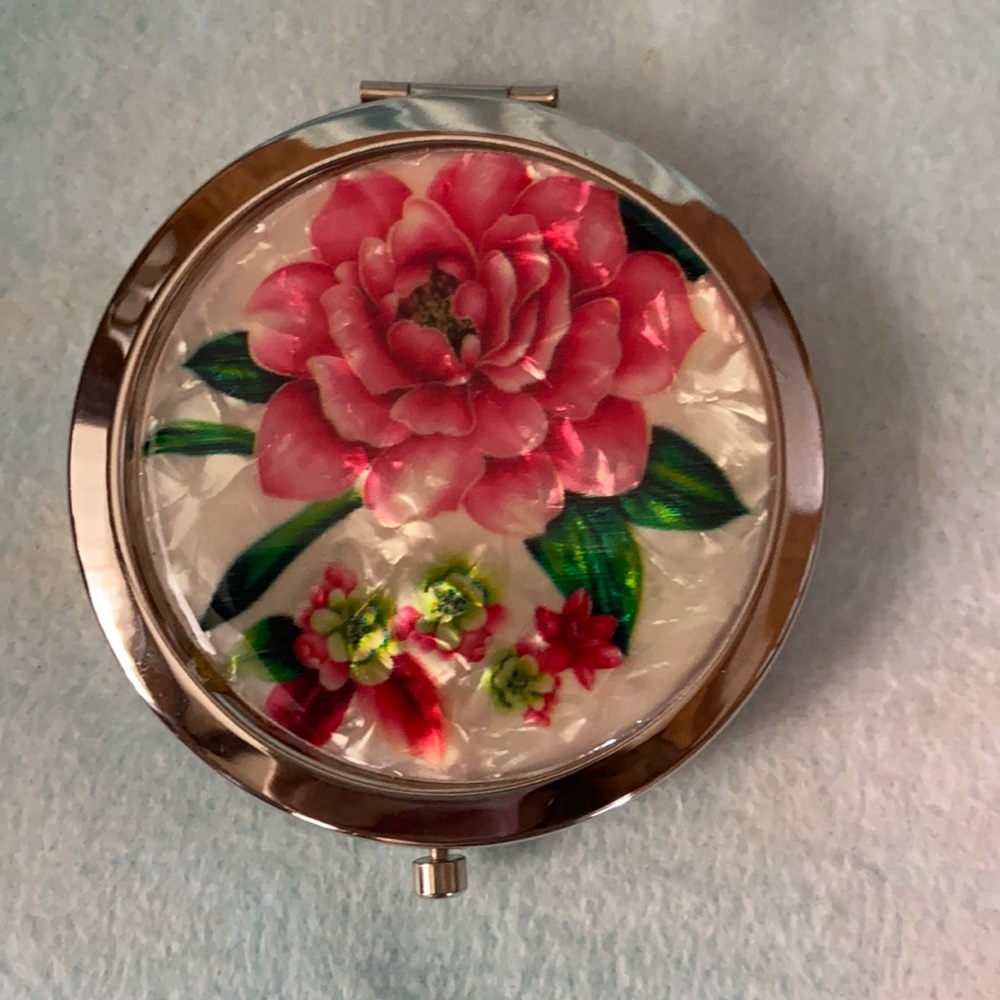 Compact mirror